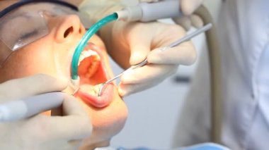 diş hekimi yordamı bir hasta yapar.