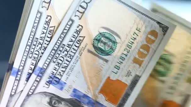 Homme trouve 100 dollars billets close-up — Video