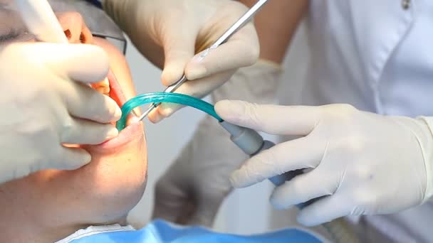 Dentista torna o procedimento um paciente — Vídeo de Stock