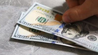 adam 100 dolar faturaları yakın çekim bulur