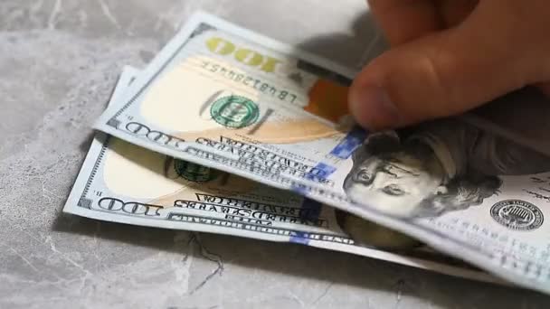 Homem encontra notas de 100 dólares close-up — Vídeo de Stock