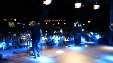 oynarken aşaması, parlak ışıklar, rock konseri müzisyenler