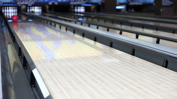 Mensen spelen Bowlen, onscherpe achtergrond — Stockvideo