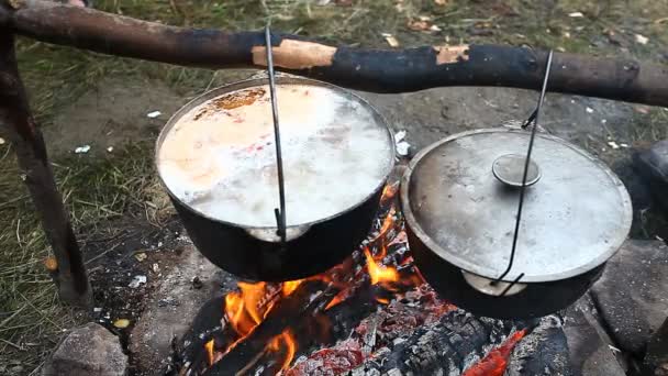Campamento de jugadores de bolos, cocinar en un fuego — Vídeo de stock