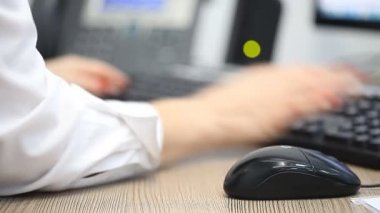 bir bilgisayarda işyerinde çalışan memur