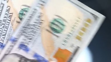 adam 100 dolar faturaları yakın çekim bulur