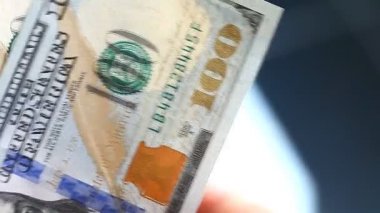 adam 100 dolar faturaları yakın çekim bulur
