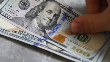 adam 100 dolar faturaları yakın çekim bulur