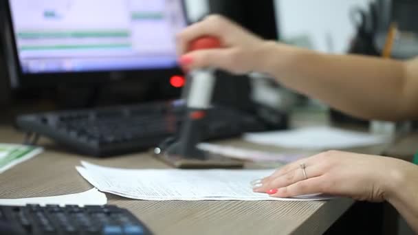 Employé de bureau travaillant à un ordinateur sur le lieu de travail — Video