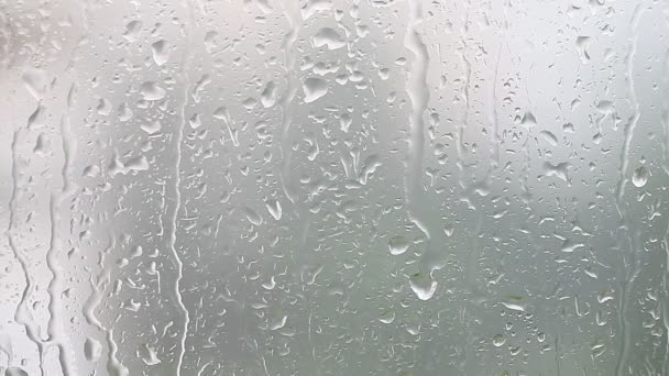 Gotas de lluvia corriendo por el cristal, el concepto de estado de ánimo — Vídeo de stock