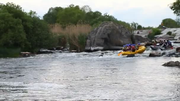 Rafting, desportos náuticos, desportos radicais — Vídeo de Stock