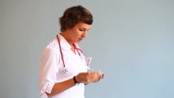 Νεαρή γυναίκα γιατρό ψάχνει συναισθηματικά απαραίτητα φάρμακα — Αρχείο Βίντεο