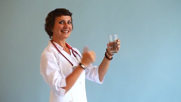 Giovane donna medico mostra come l'acqua utile per la salute umana — Video Stock