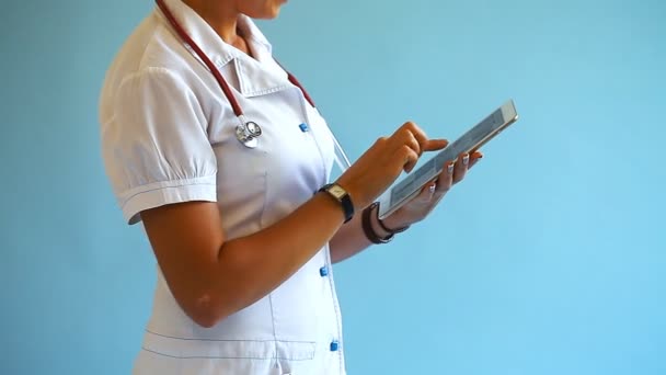 Ung kvinna läkare arbetar med en digital tablett — Stockvideo