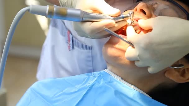 Стоматолог делает процедуру пациентом — стоковое видео
