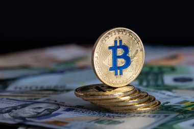 Sanal paralar, farklı ülkelerin kağıt faturalarının arka planında yakın plan çekimleri.