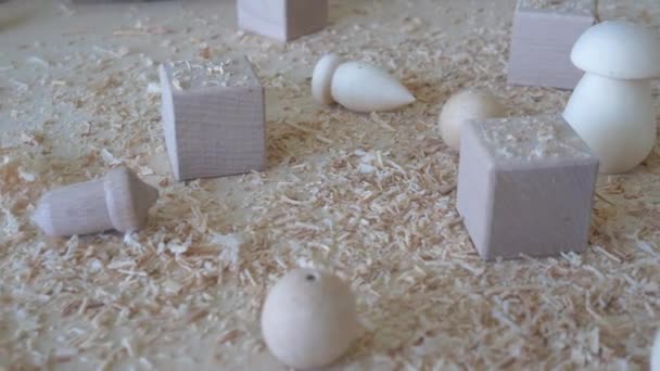 Деревянные экологические игрушки крупным планом в столярной мастерской. — стоковое видео