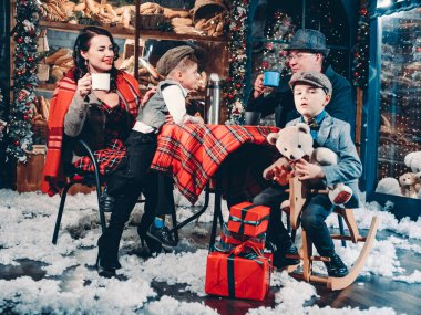 Eski tarz güzel yeni yıl süslemeleri giymiş mutlu bir aile. Mutlu Yıllar ve Noel Arifesi Aile Kutlaması Kavramı.