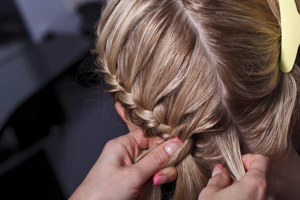 The master the hairdresser does a hairdress — Stock Photo, Image