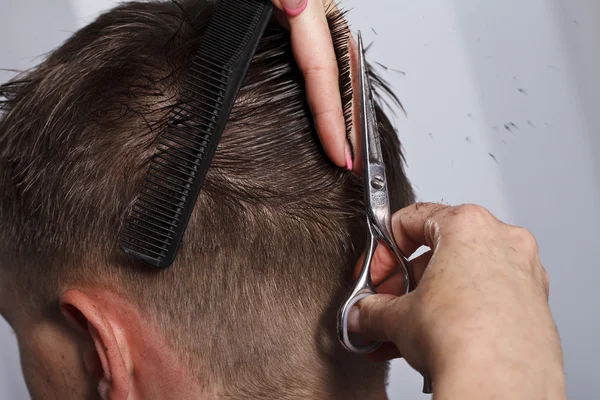 Мастер парикмахер делает прическу — стоковое фото