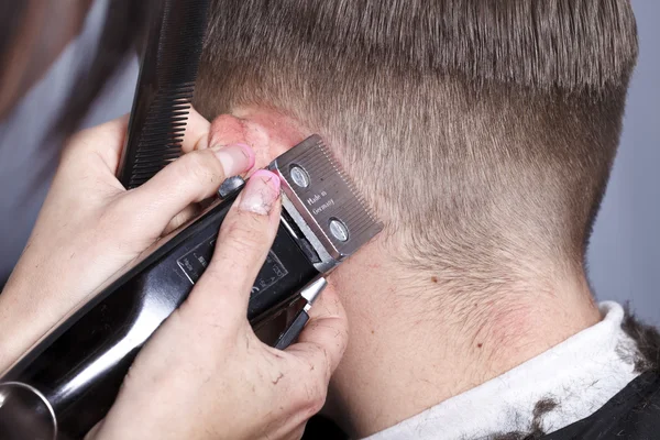 Der Friseurmeister macht eine Frisur — Stockfoto