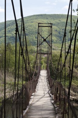 dağ nehir üzerinde menteşeli köprü