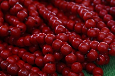 parlak kırmızı boncuklar