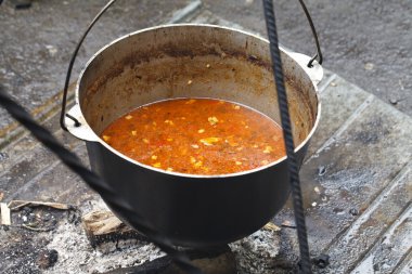 kömürün üstünde pişmiş Çorba kazanı