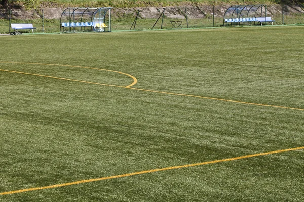 Fotbollsplan med gula linjer — Stockfoto