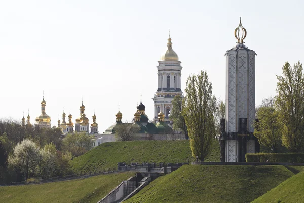 Фон. церква і квітучі дерева — стокове фото