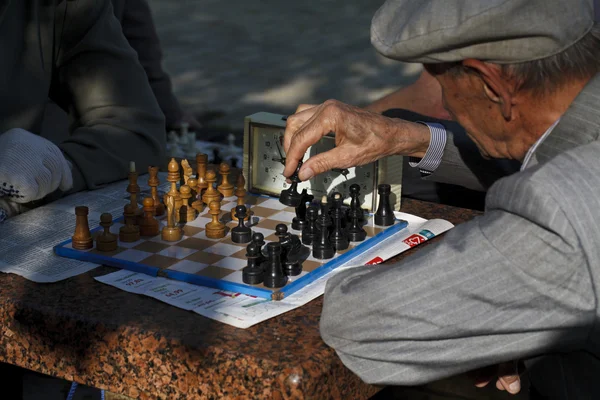 人々 の公園のチェス — ストック写真