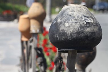 eski kil sürahi ve laleler