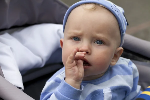 Lindo bebê de olhos azuis — Fotografia de Stock