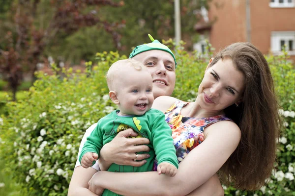 Hermosa familia joven feliz con bebé —  Fotos de Stock
