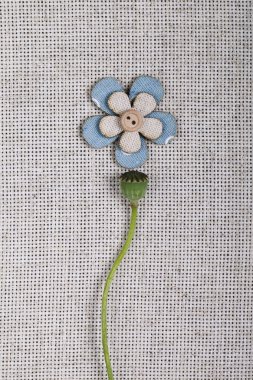 Beyaz kumaş arka plan üzerinde soyut çiçek