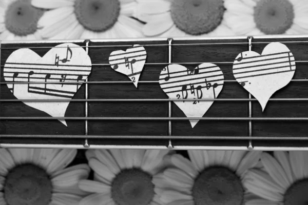 Гитара и музыкальное сердце — стоковое фото