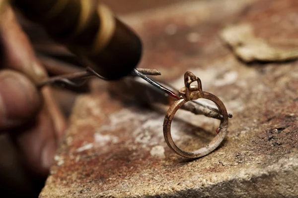 Anillo de soldadura joyero — Foto de Stock