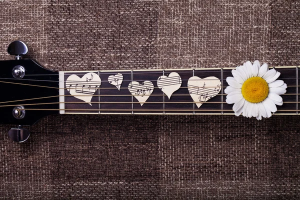 Guitarra y corazón musical — Foto de Stock