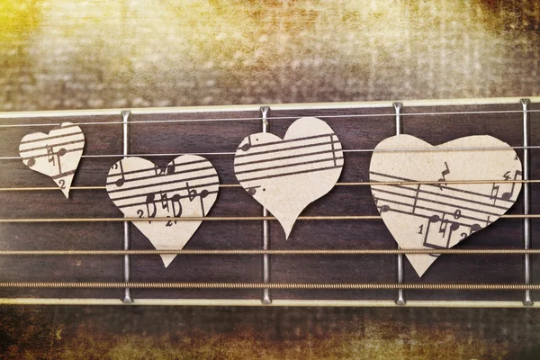 Guitarra y corazón musical —  Fotos de Stock