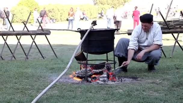 Mens verteerd natuurlijke kleurstof — Stockvideo