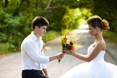 Kızıl saçlı esmer gelin ve damat 