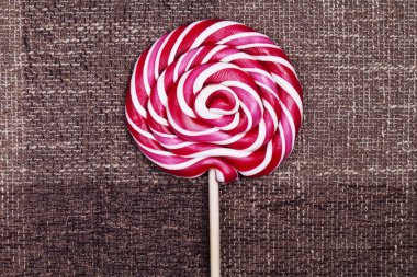 Kırmızı lolipop karamel kahverengi zemin