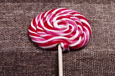 Kırmızı ve beyaz büyük sarmal lolipop