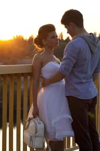 Hermosa pareja joven al atardecer —  Fotos de Stock