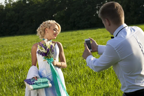 Felice coppia di sposi — Foto Stock