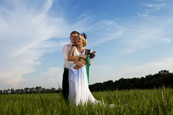 Feliz jovem casal apaixonado — Fotografia de Stock