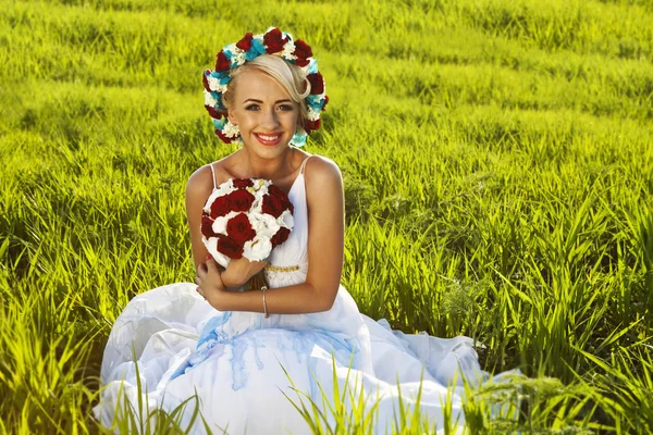 Bella sposa biondo occhi azzurri campo verde — Foto Stock
