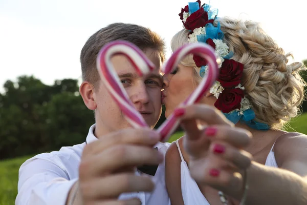 Menyasszony vőlegény candy szív nyalóka — Stock Fotó