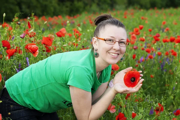 Šťastná dívka na mák — Stock fotografie