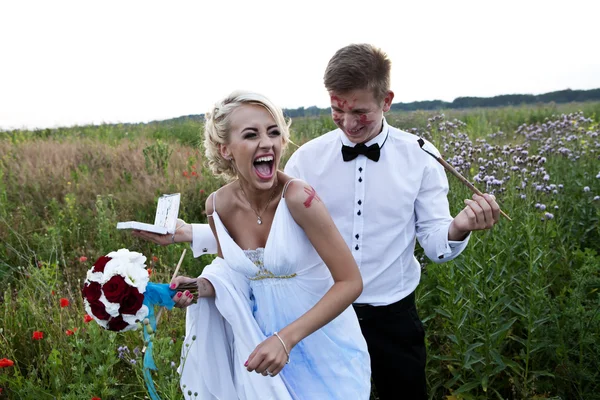 Η νύφη και ο γαμπρός χρωματίσετε ένα καβαλέτο συναίσθημα — Φωτογραφία Αρχείου